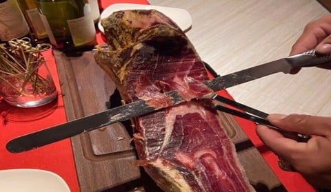 Những đốm trắng xuất hiện trên đùi heo muối iberico là gì?