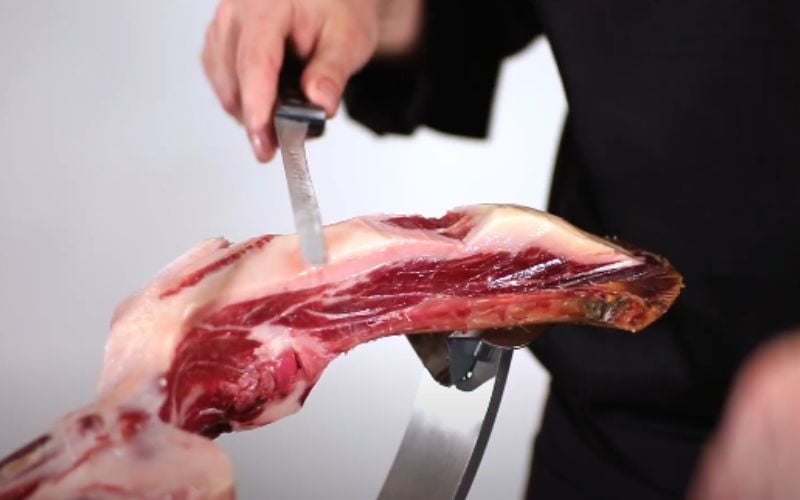 Cách cắt đùi trước heo muối iberico chuẩn