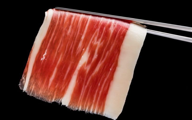 Tại Sao Đùi heo Muối Được Coi Là “Vàng Đỏ” Của Ẩm Thực Địa Trung Hải?