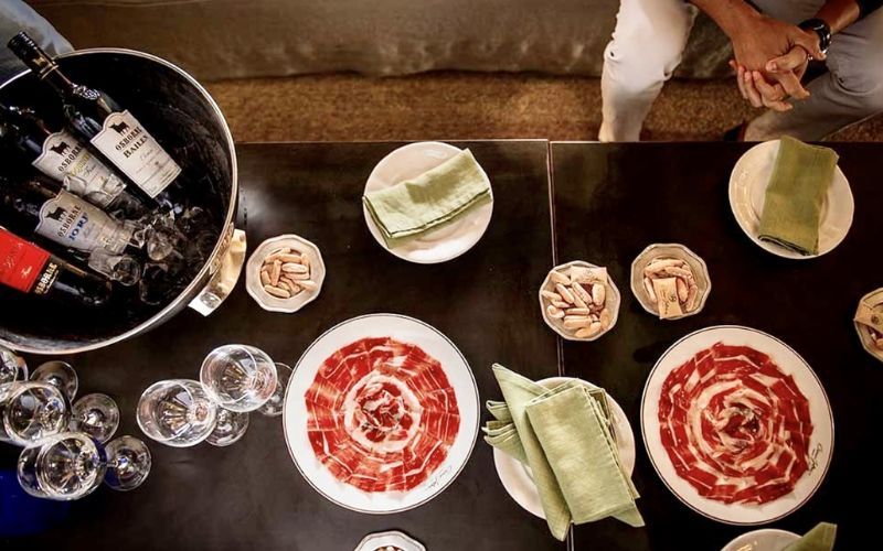 Cách thưởng thức đùi heo muối iberico vào mùa hè