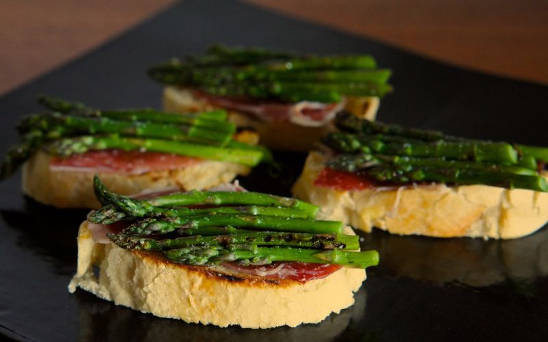 Cách kết hợp đùi heo muối Tây Ban Nha với rau củ