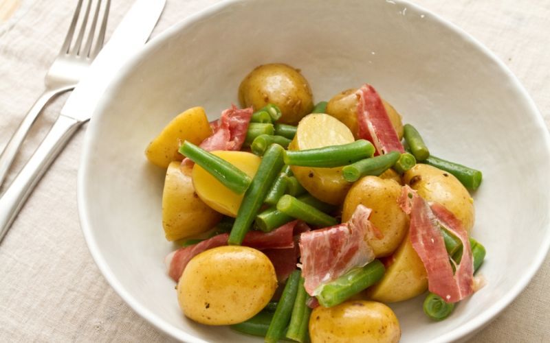 Salad đùi heo muối iberico kết hợp đậu và khoai lang
