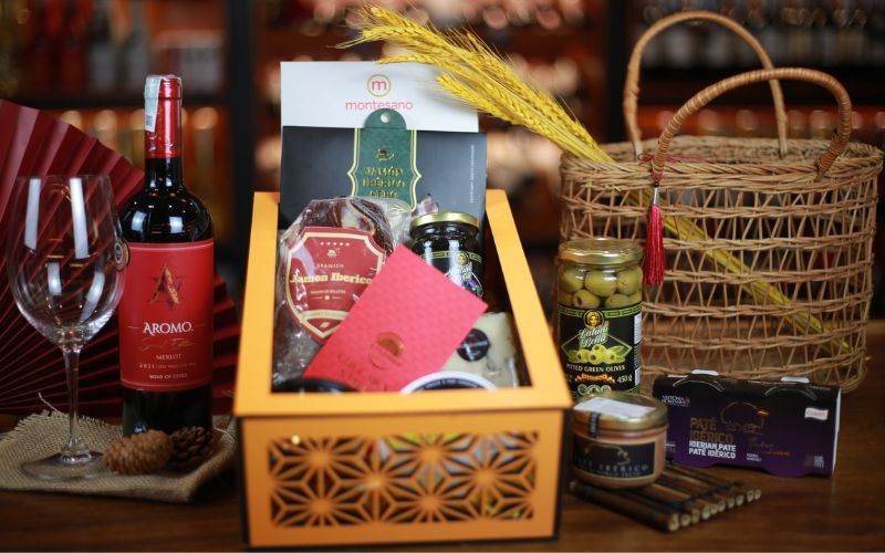 Hộp Hamper tết giá tốt làm quà tặng khách hàng năm 2024