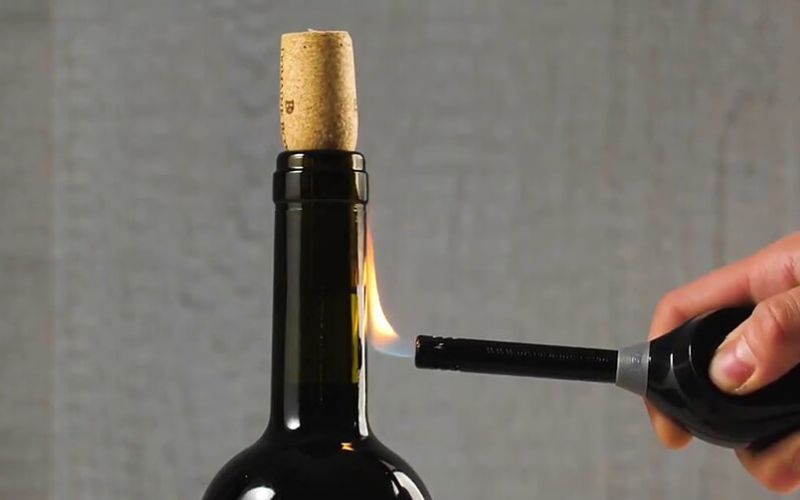 10 cách mở rượu vang siêu đơn giản tại nhà