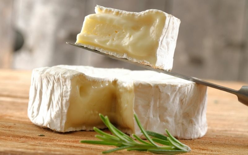 So sánh phô mai Brie và phô mai Camembert
