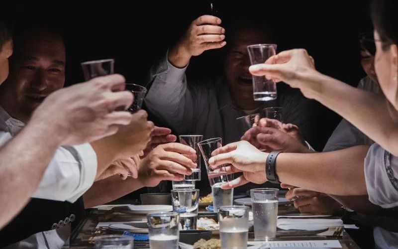 Mách bạn 10 bí quyết uống rượu sake lâu say