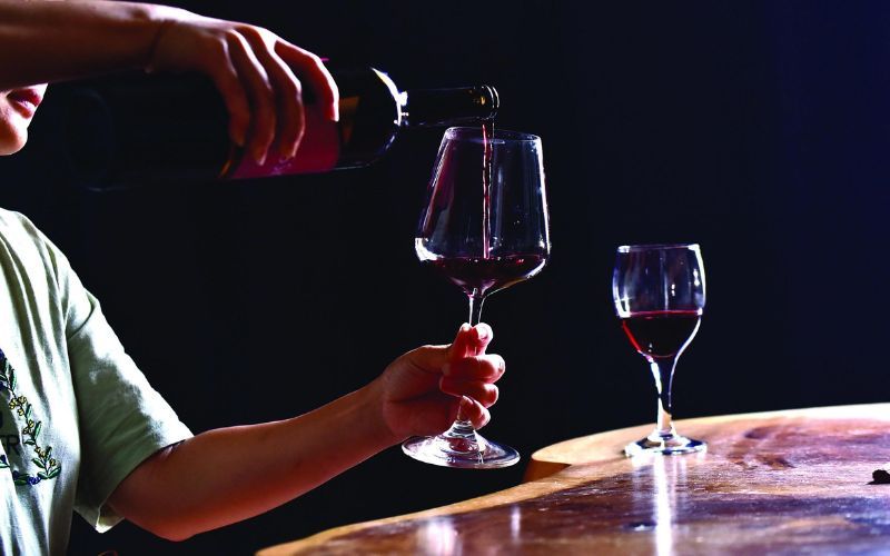 So sánh rượu vang & rượu nho, cách phân biệt 2 loại rượu này