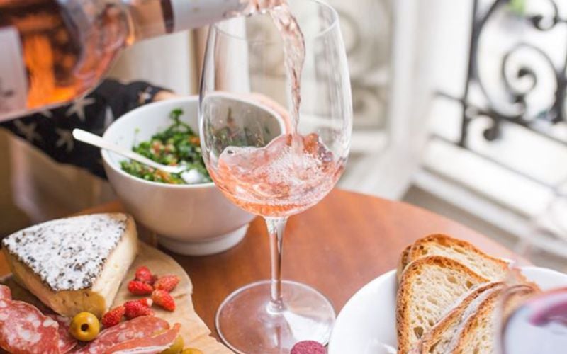 Mách bạn cách dùng rượu vang hồng theo phong cách người sành
