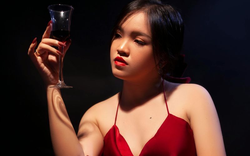 Khám phá tính cách phụ nữ qua sở thích uống rượu vang