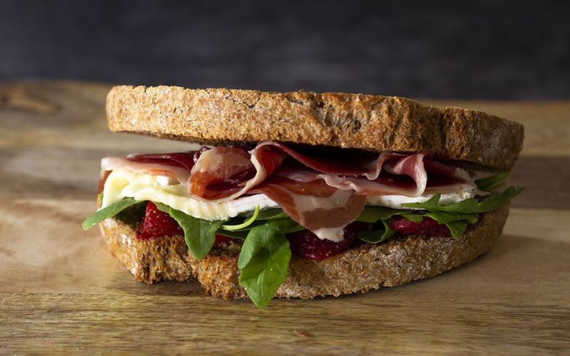 Bánh Sandwich phô mai Brie và jamon Serrano