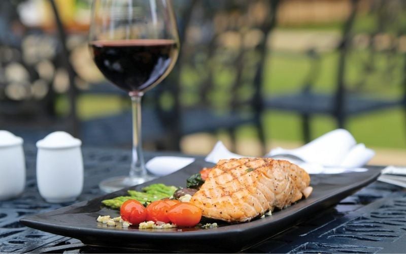 Gợi ý 5 cách chế biến cá hồi kết hợp với rượu vang
