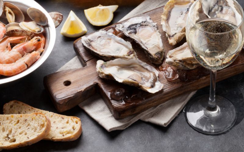 Thưởng thức rượu vang kết hợp với hải sản