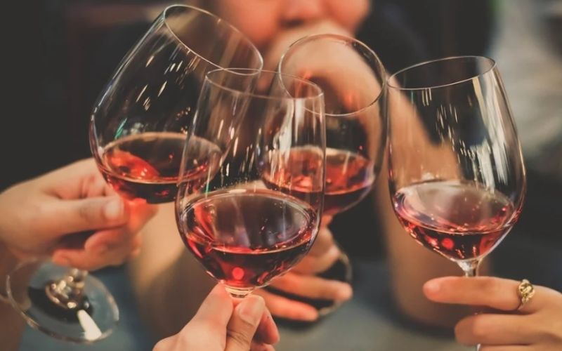Bí quyết uống rượu vang không say