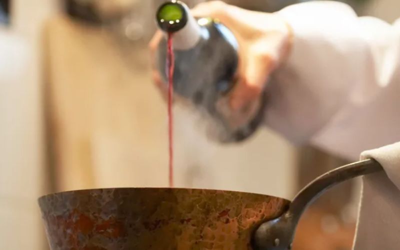 Khám phá cách chế biến nước sốt từ rượu vang