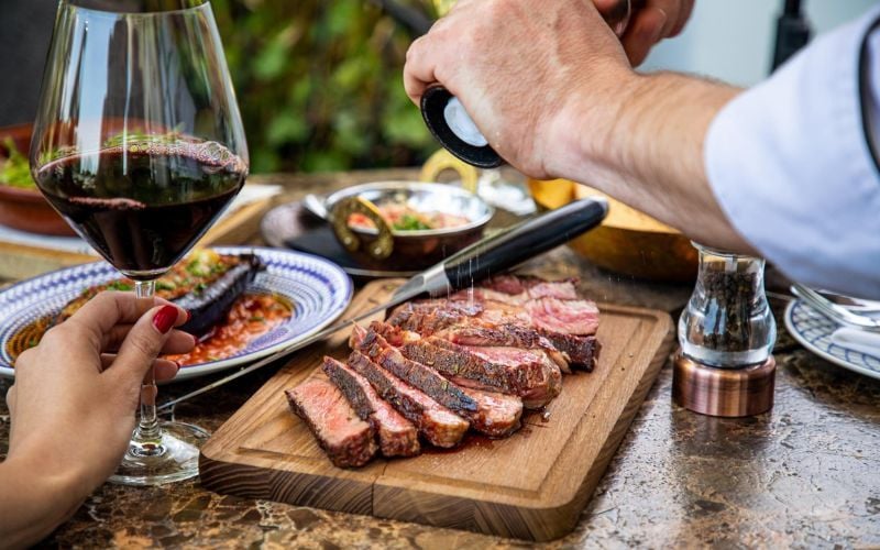 Sự kết hợp ăn ý giữa vang đỏ và thịt bò