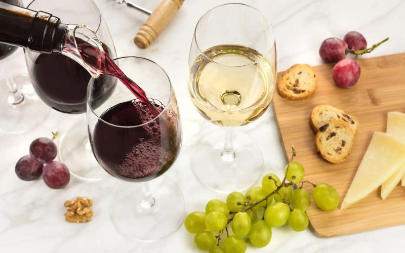 Rượu vang trắng hay rượu vang đỏ tốt cho sức khỏe hơn?