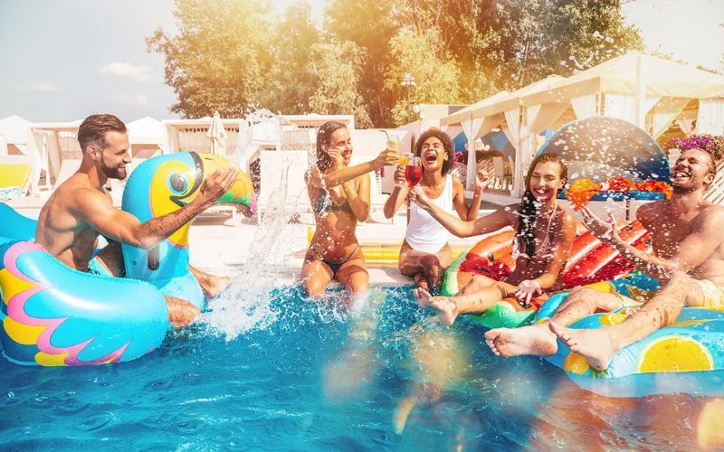 Kết hợp rượu vang và món ngon cho pool party