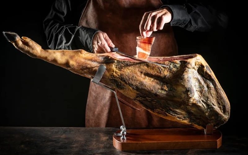 Heo phải đạt tiêu chuẩn nào khi dùng sản xuất đùi heo muối Iberico
