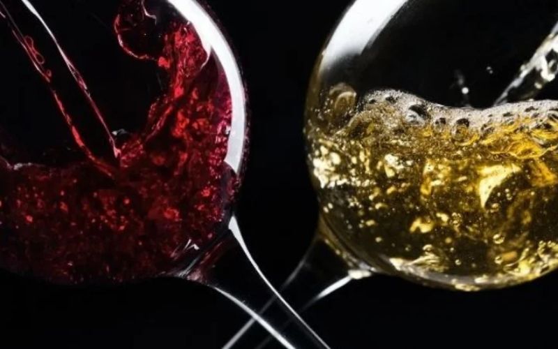 Rượu vang đỏ hay rượu vang trắng? Chọn loại nào cho bữa tiệc của bạn