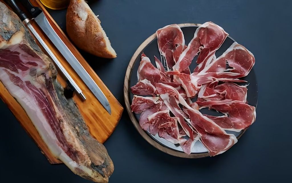 Hướng dẫn cách cắt thịt đùi heo muối Iberico chuẩn chuyên gia