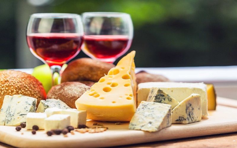 Lý do tại sao nên uống rượu vang kèm với phô mai
