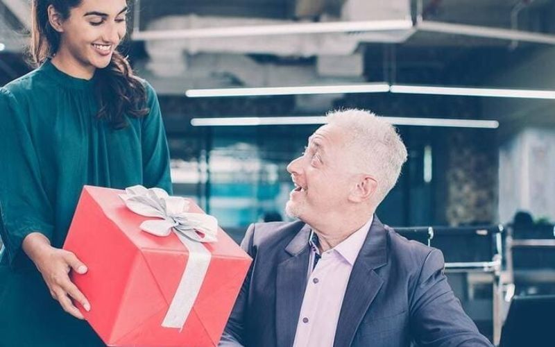 Tip những cách nói khi biếu quà Tết cho sếp ghi điểm tuyệt đối