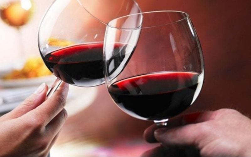 Bật mí cách cầm ly rượu vang đúng chuẩn, chuyên nghiệp nhất