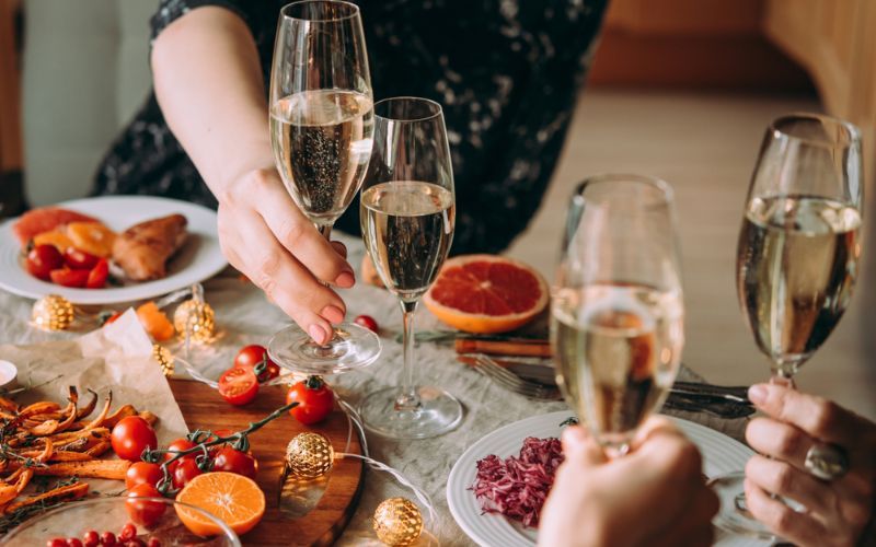 Những kiểu món ăn nào có thể phối hợp với vang trắng?
