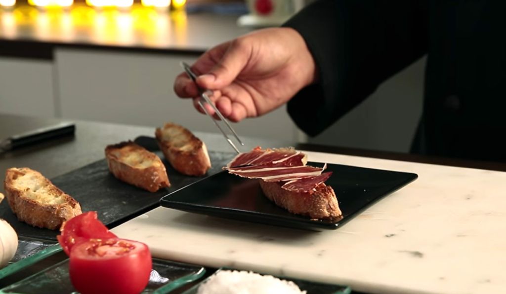Công thức Tapas Tây Ban Nha: Iberico Ham ăn kèm bánh mì