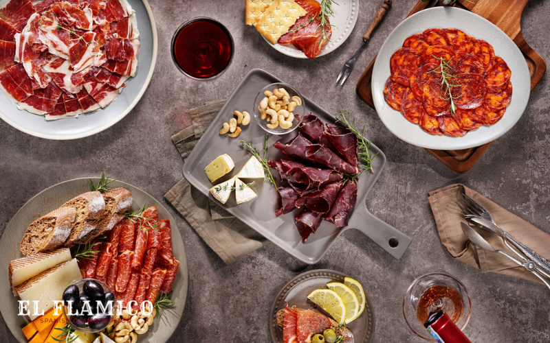 Sự  Kết Hợp Hoàn Hảo: Thịt Heo Muối, Rượu Vang & Phô Mai