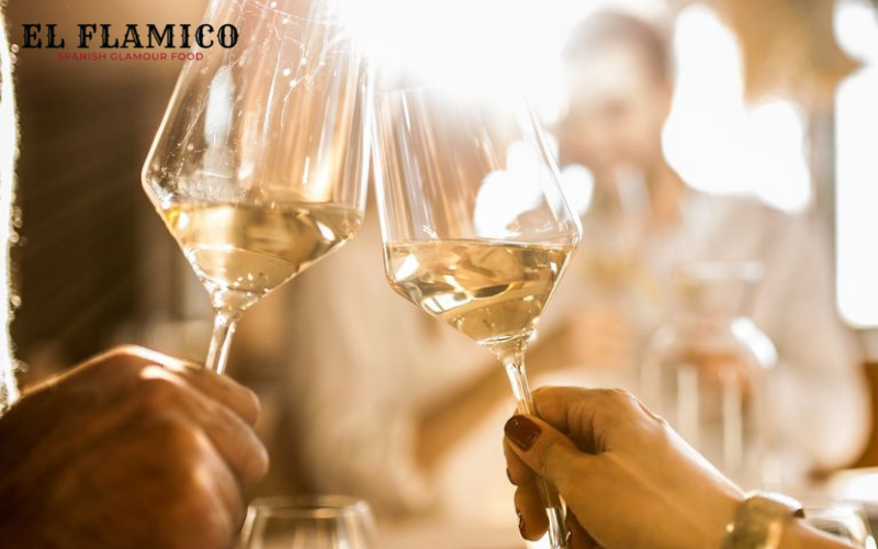 Cách cầm ly rượu vang sang chảnh trong bữa tiệc