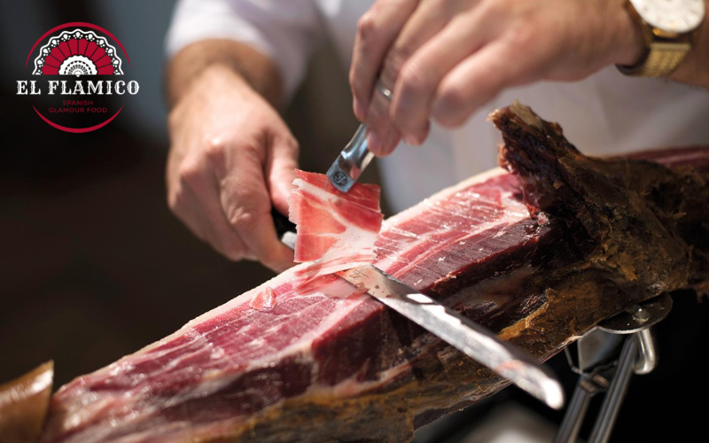 So sánh giữa đùi heo muối Iberico cắt bằng máy và cắt bằng tay