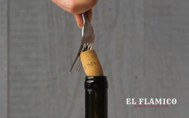 Cách mở rượu vang cơ bản không cần dụng cụ