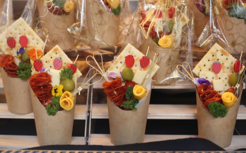 Sáng tạo với Charcuterie mini-cups: Gọn, đẹp, sang