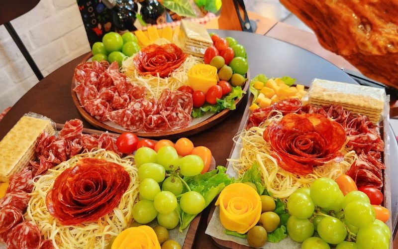 Charcuterie Board - Cách Chọn Phô Mai Phù Hợp Thịt Nguội