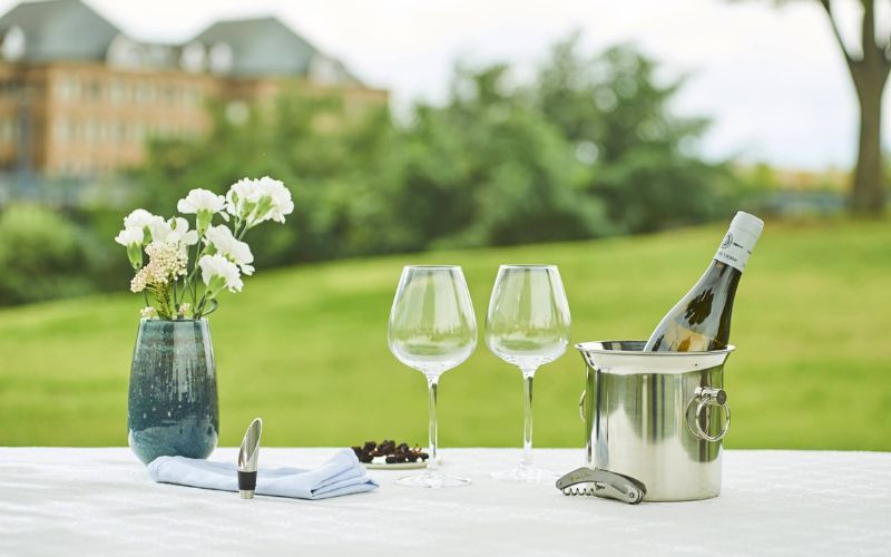 Có nên dùng xô ướp rượu vang trước khi uống
