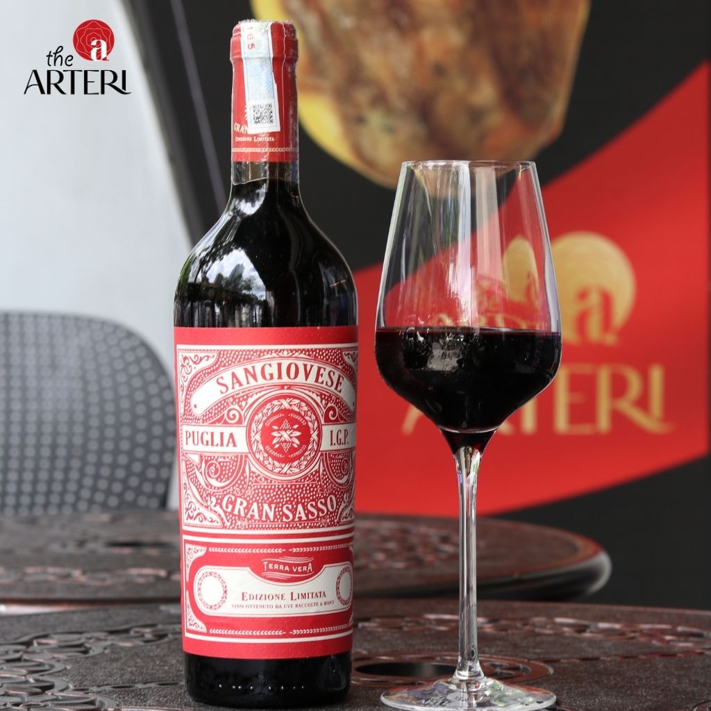 Gran Sasso Sangiovese – sắc đỏ đậm đà, gợi mở hương vị cổ điển của vùng đất Puglia nắng gió.