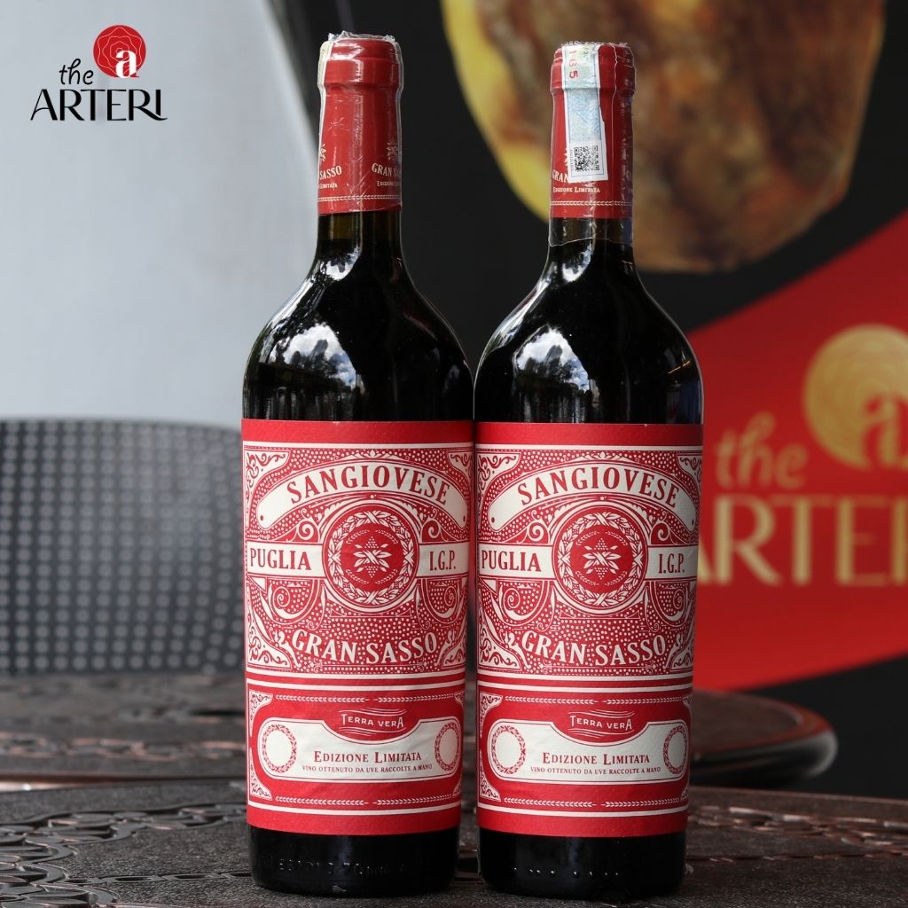 Từ giống nho Sangiovese – biểu tượng của sự hài hòa giữa truyền thống Ý và hương vị trái cây chín mọng quyến rũ.