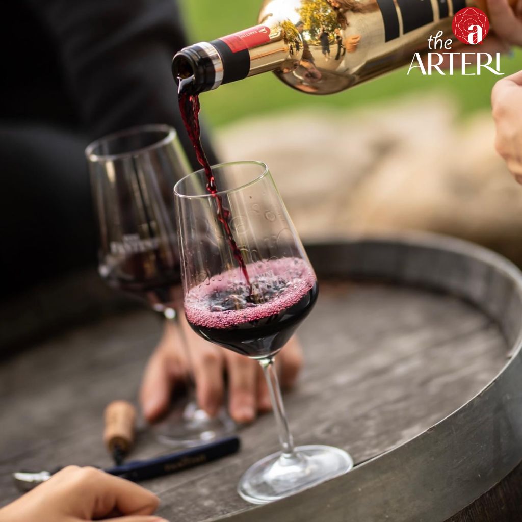 Từng giọt rượu đỏ thẫm chảy v&agrave;o ly &ndash; mang theo dư vị mạnh mẽ v&agrave; phong c&aacute;ch &Yacute; kh&oacute; qu&ecirc;n.