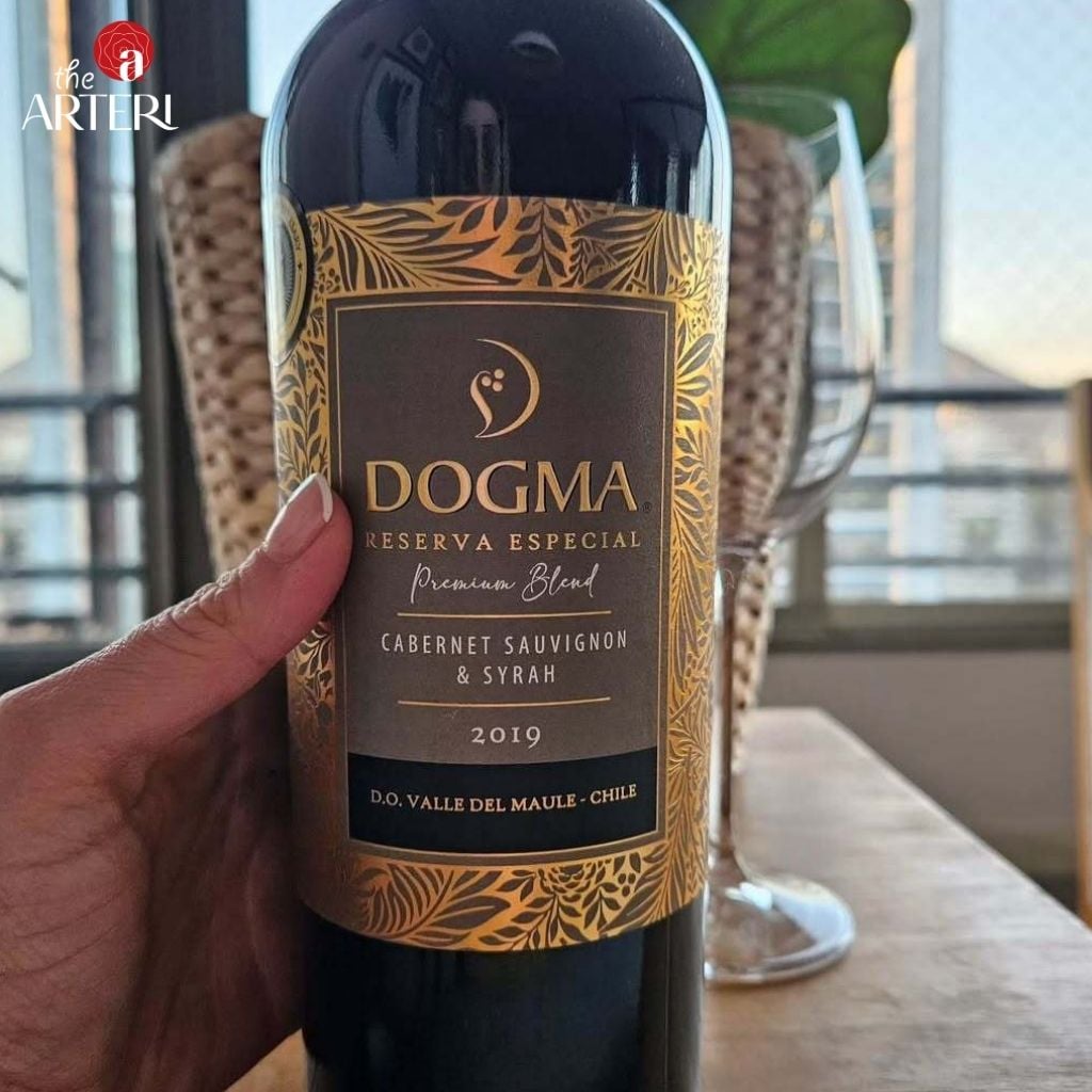 Giữa ánh chiều tà, Dogma như kể lại câu chuyện của đất và nho vùng Maule – trầm lặng mà quyến rũ.