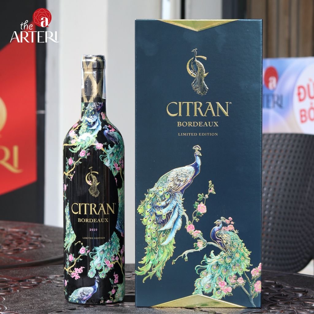 Hộp quà cao cấp với thiết kế chim công kiêu sa – món quà đậm chất nghệ thuật dành cho người trân quý.
