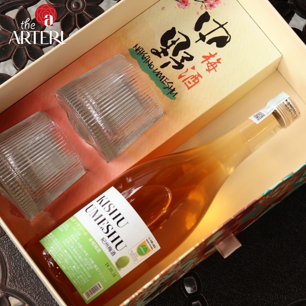 Kishu Umeshu – đặc sản từ vùng Wakayama, kết hợp cùng hộp quà họa tiết thủ công, nâng tầm giá trị trao tặng.