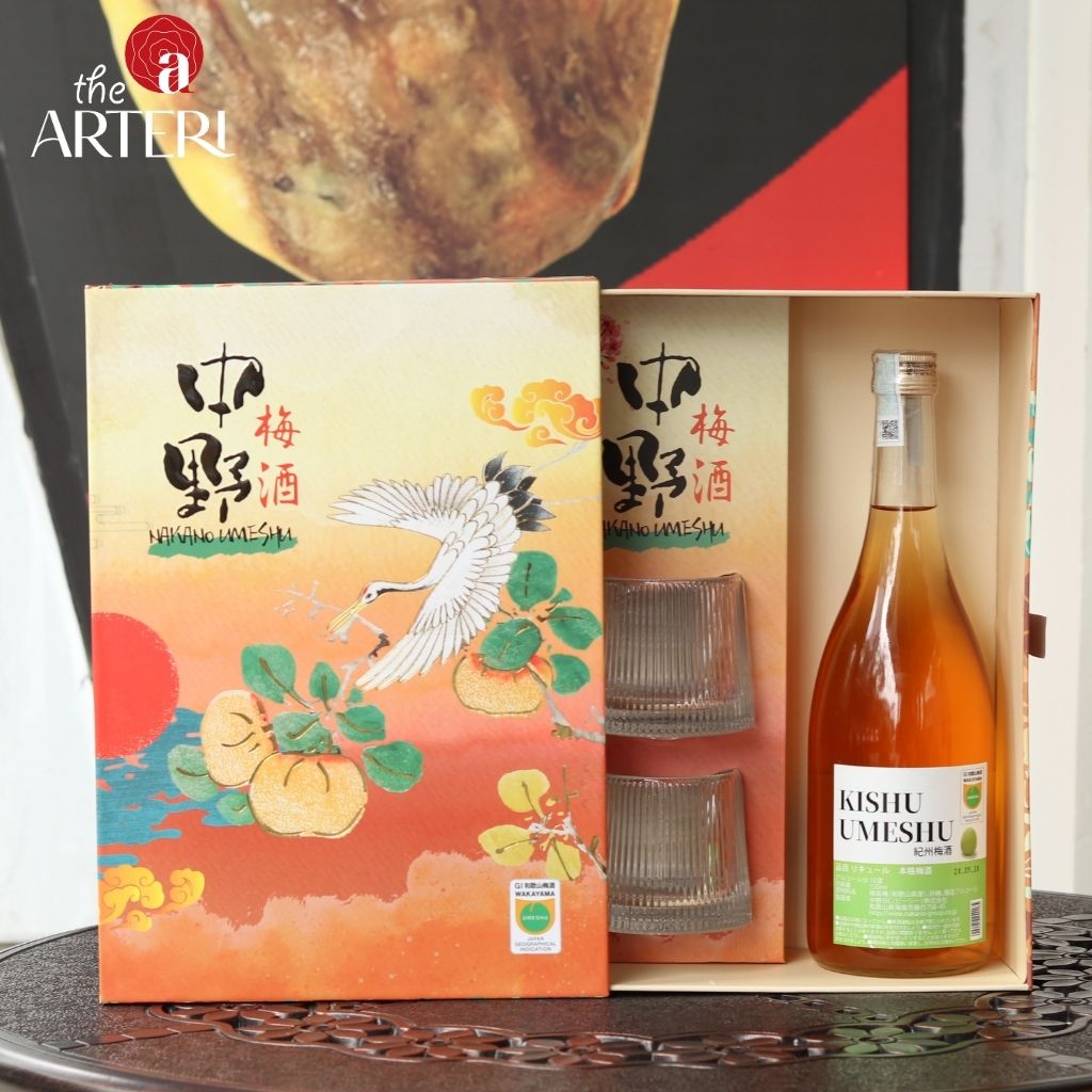 Ấn tượng từ thiết kế “Bách Hạc Ngàn Hoa” đến chất rượu mơ truyền thống, hộp quà là lời chúc may mắn đầy ý nghĩa.