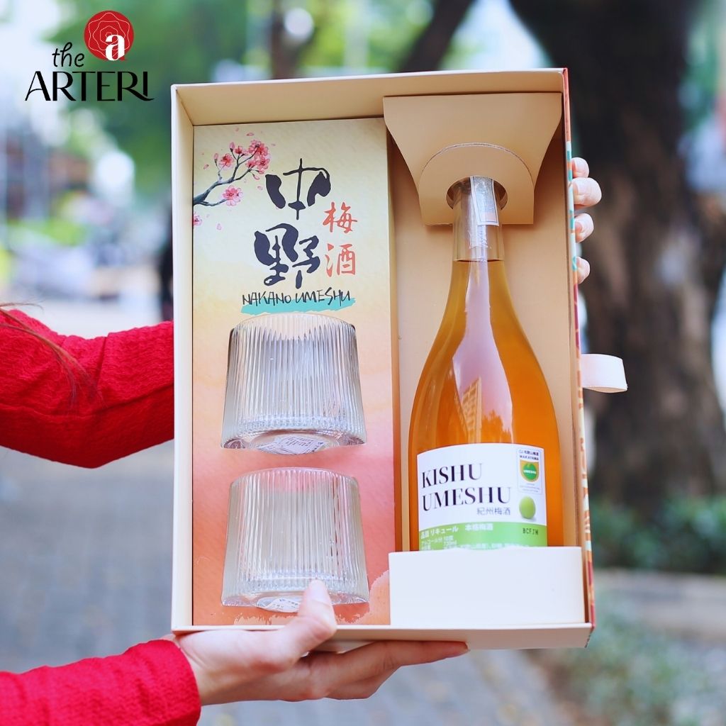 Set quà rượu mơ Kishu đi kèm hai ly đế xoay tinh xảo, mang đến trải nghiệm thưởng rượu chuẩn phong cách Nhật Bản.