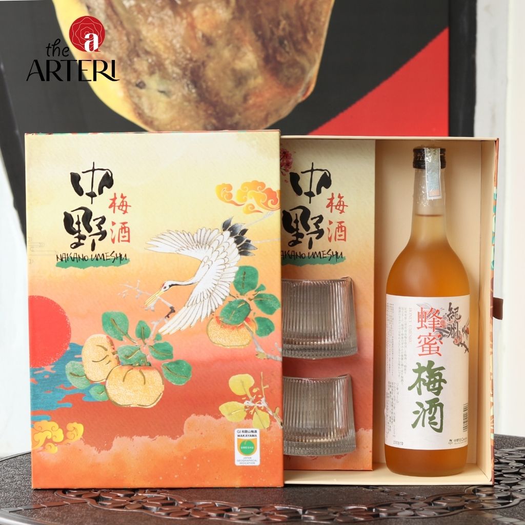 Hương vị thanh tao, thiết kế đầy sắc xảo – hình ảnh hạc trắng, trái mơ và sắc trời hoàng hôn gói trọn nét đẹp phương Đông.