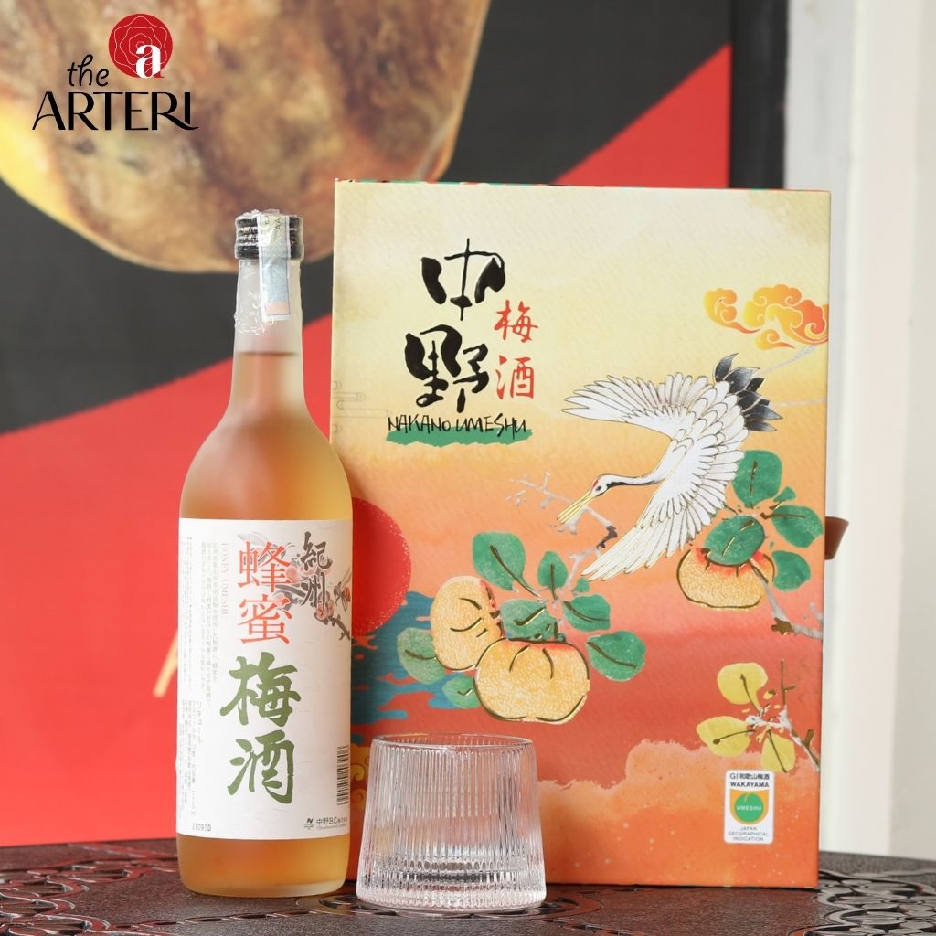 Quà tặng đậm chất nghệ thuật – Chai rượu Nakano Umeshu 720ml đi kèm ly đế xoay, trao trọn giá trị và đẳng cấp trong từng chi tiết.