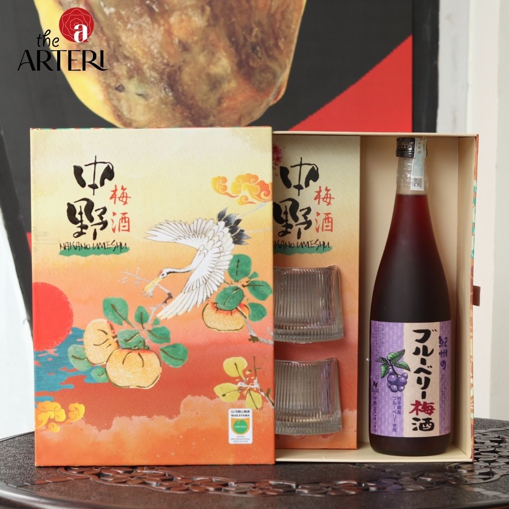 Hộp quà nghệ thuật đậm chất Nhật, kết hợp rượu mơ việt quất độc đáo và ly thủy tinh sang trọng – món quà sành điệu đầy tinh tế.