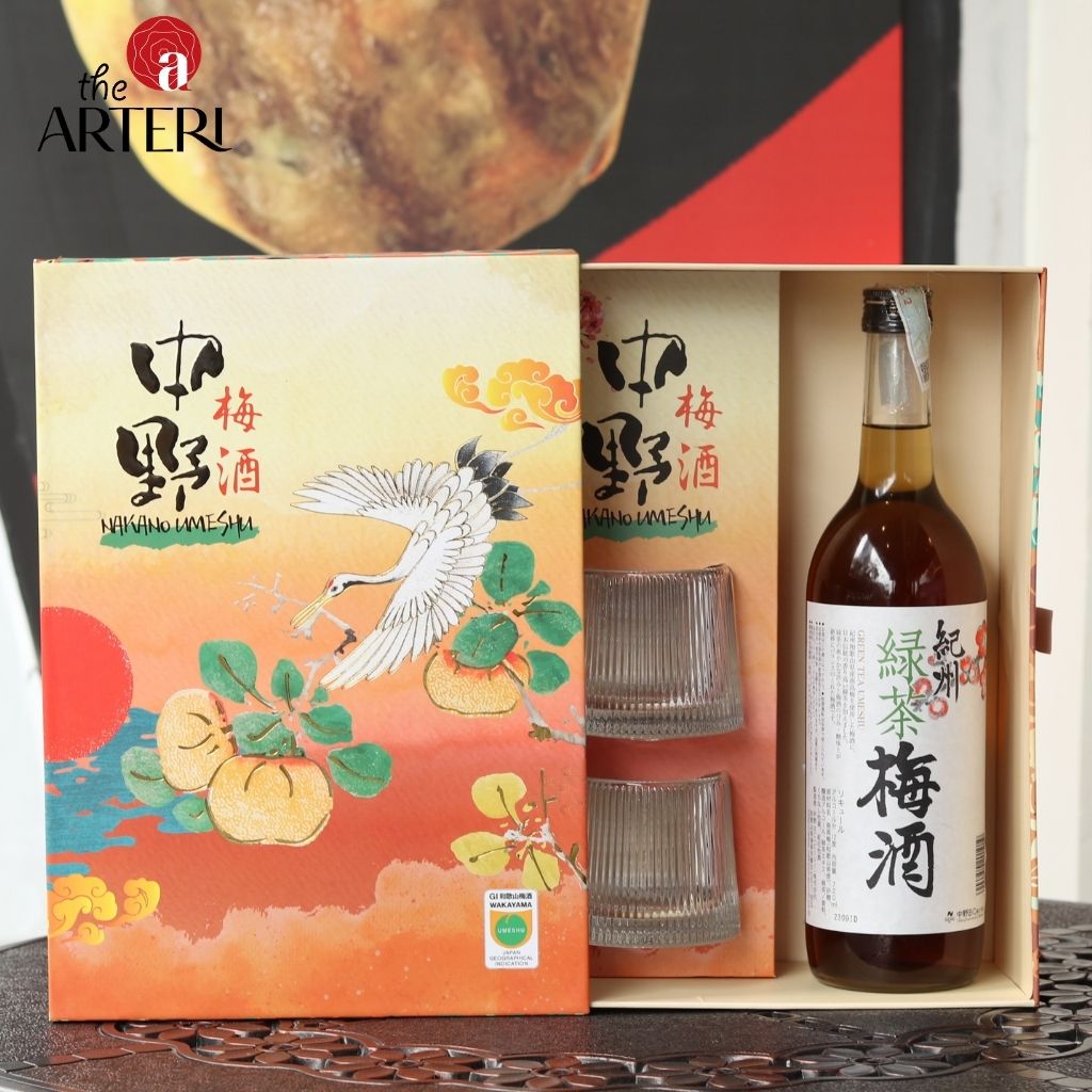 Thiết kế hộp quà thanh nhã, bên trong là chai rượu mơ trà xanh mang vị chát dịu và hậu ngọt nhẹ.