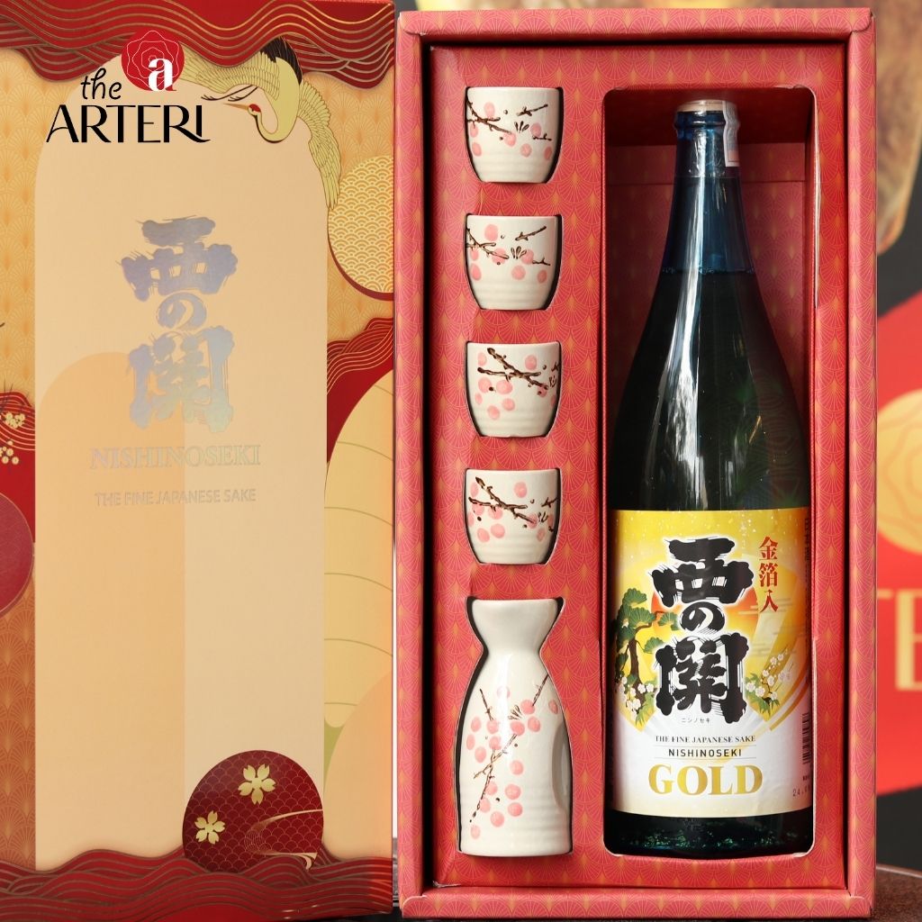 Hộp quà đỏ nổi bật cùng chai sake vảy vàng 24K lấp lánh – biểu tượng của may mắn và thịnh vượng trong từng dịp sum họp.