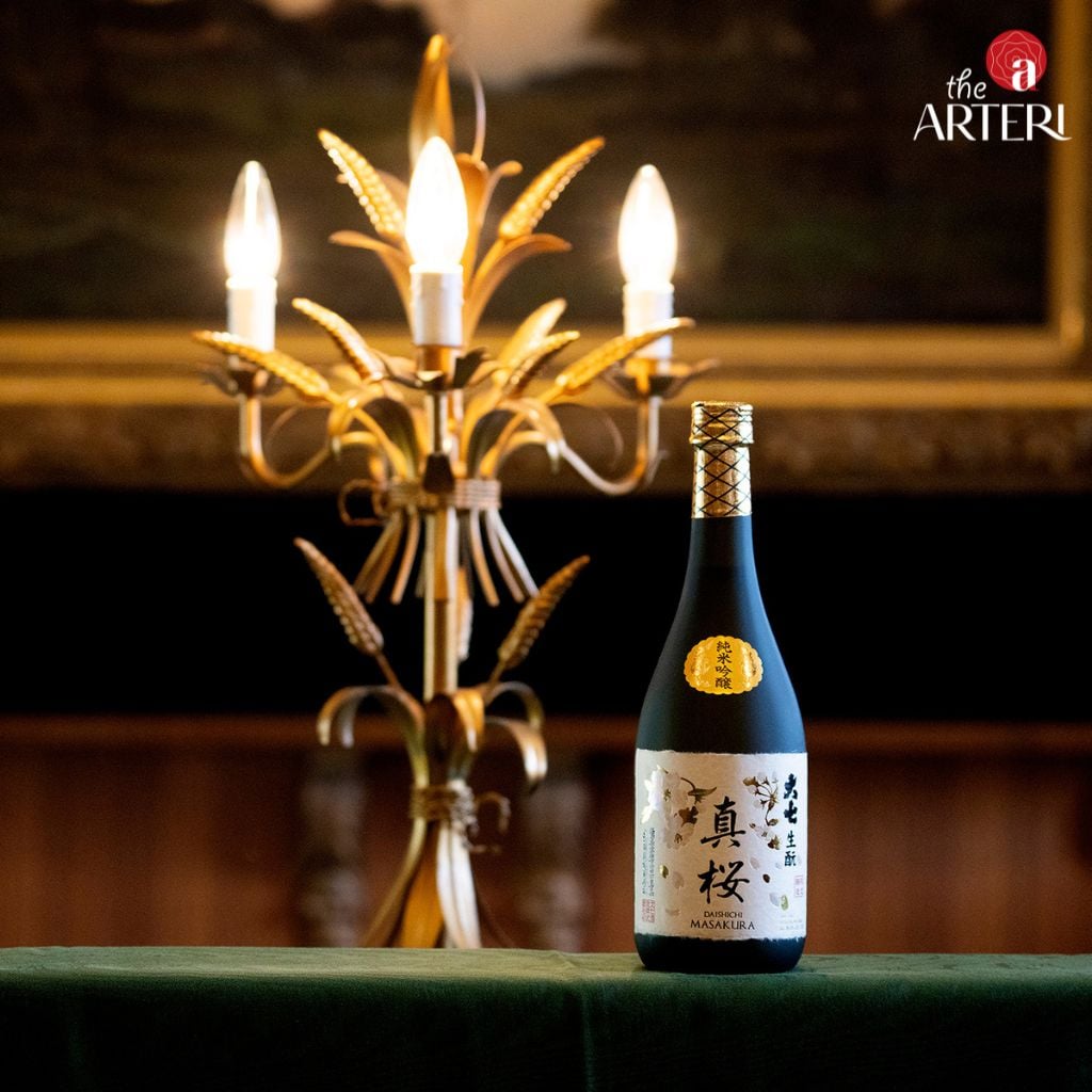 Daishichi Masakura &ndash; nổi bật dưới &aacute;nh đ&egrave;n v&agrave;ng, mang vẻ đẹp trang nh&atilde; v&agrave; đầy kh&iacute; chất.